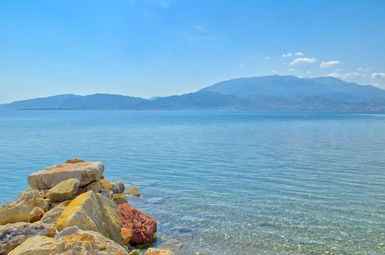 Epipleon Luxury Suites -106- Δωμάτιο 40Τμ Με Βεράντα 45Τμ Μπροστά Στην Θάλασσα Návpaktosz Kültér fotó